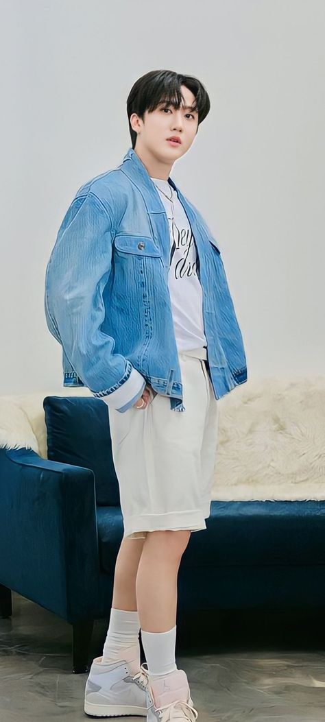 #chang #changbin #skz #kpop Beverly Hills Los Angeles, Los Angeles Usa, Best Rapper, Homeless Children, S Class, Hd Photos, Beverly Hills, Full Body, Boy Bands