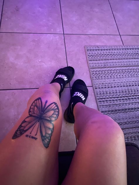 Above The Knee Tattoos Black Women, Thug Tattoos For Women Leg, Cute Small Leg Tattoos, Foot Tattoos For Women Black Woman, Knee Tatoos Woman, Small Tattoos On Thigh, Ancle Tatoos Woman, Cute Tattoos For Black Women, Leg Tattoos Black Women