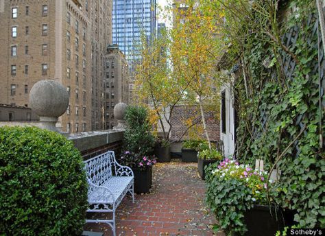 Dominick Dunne's penthouse terrace in New York. Rustic Balcony, Apartment Balcony Garden, Garden Apartment, Backyard Garden Landscape, Small Backyard Gardens, Apartment Terrace, Garden Balcony, Casa Container, Apartment Balcony