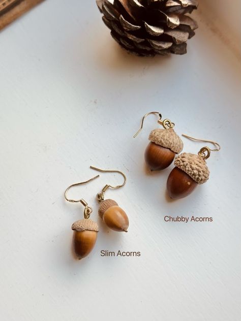 ‘Great oaks from little acorns grow’ - these natural acorn earrings will add a stylish finishing touch to any ensemble. Discover the beauty of nature with our handcrafted acorn pendants. Each pendant is made using a real, natural acorn, ensuring that no two pieces are exactly alike. The size and shape of each acorn vary, making every pendant a unique work of art. Embrace the imperfections and individuality of these pendants, as they showcase the natural beauty of acorns. Whether you’re a nature Acorn Jewelry Diy, Acorn Crafts For Adults, Acorn Bracelet, Dark Academia Music, Acorn Craft, Acorn Jewelry, Acorn Earrings, Acorn Crafts, Acorn Pendant