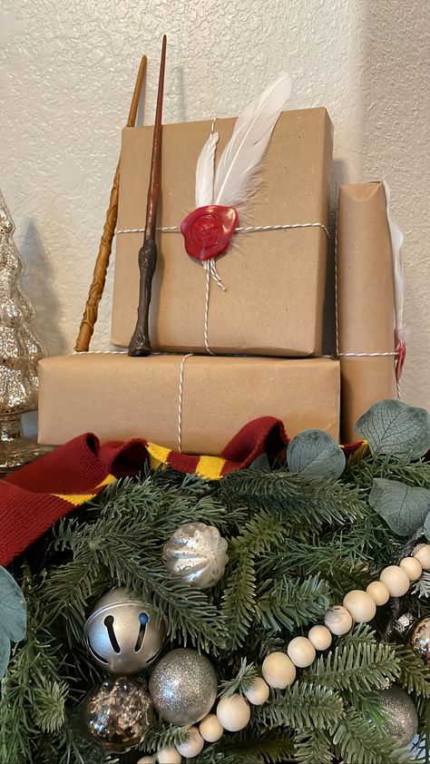 Harry Potter themed Christmas mantle Harry Potter Christmas Garland, Christmas Decor Harry Potter, Christmas Tree Harry Potter Theme, Harry Potter Christmas Decorations Ideas, Harry Potter Decor Christmas, Harry Potter Christmas Mantle, Harry Potter Theme Gifts, Harry Potter Christmas Party Ideas, Harry Potter Diy Christmas Decorations