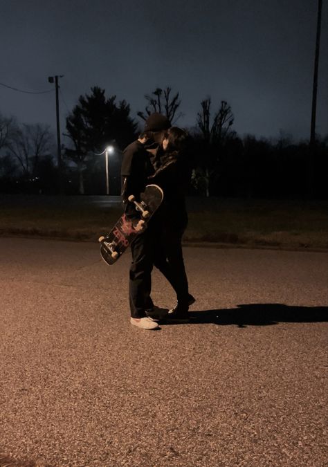 Emo Boyfriend And Girlfriend, Goth Bf Aesthetic, Emo Bf And Gf, Skater Relationship Goals, Emo Relationship Goals, Emo Relationship Aesthetic, Emo Love Aesthetic, Emo Boyfriend Aesthetic, Alternative Couple Aesthetic