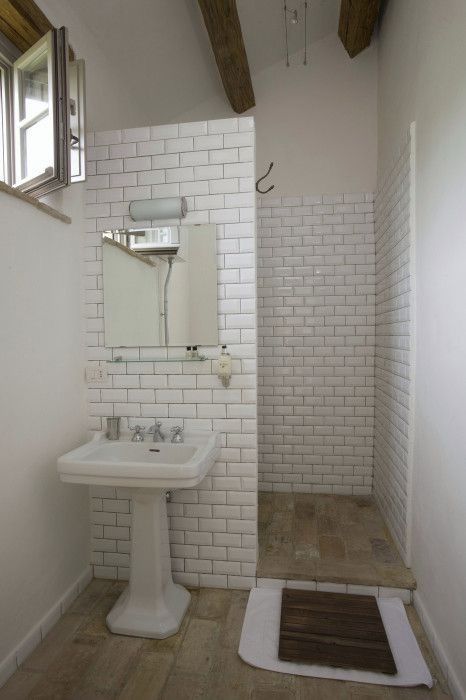 Beautiful Small Bathrooms, Doorless Shower, Simple Bathroom Designs, Attic Bathroom, Small Showers, Decor Ikea, Tiny House Bathroom, Tiny Bathrooms, Trendy Bathroom