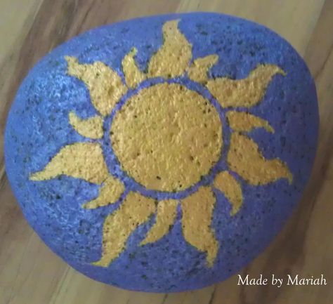 The sun from "Tangled" painted on to a rock for a door stop Tangled Rock Painting, Sun Rock Painting Ideas, Painted Rocks Sun, Rock Painting Sun, Rock Painting For Boyfriend, Drawing On Stones Ideas, Rock Painting Ideas Aesthetic Indie, Disney Painted Rocks Easy, Disney Rock Art