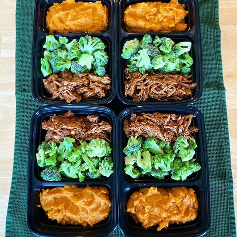 BBQ Pulled Pork & Sweet Potato Meal Prep - Emyogifit Bbq Meal Prep, Pulled Pork Sweet Potato, Sweet Potato Meal Prep, Potato Meal Prep, Pork Sweet Potato, Healthy Pulled Pork, High Protein Recipes Dinner, Protein Dinner, High Protein Meal Prep