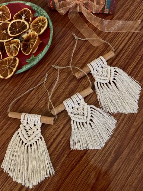 Macrame Christmas Ornaments Cinnamon Stick, Cinnamon Stick Macrame Ornament Diy, Macrame Cinnamon Stick, Cinnamon Stick Macrame Ornament, Macrame Xmas Ornaments, Cinnamon Stick Crafts, Cinnamon Macrame, Cinnamon Stick Macrame, Cinnamon Stick Ornaments