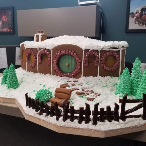 Gingerbread Hobbit Hole 😍😍 A beautiful twist on the usual Christmas gingerbread house Lord Of The Rings Gingerbread House, Hobbit Gingerbread House, Hobbit Hole, Christmas Gingerbread House, Hobbit House, Gingerbread Houses, Christmas Gingerbread, Graham Crackers, Holiday Ideas