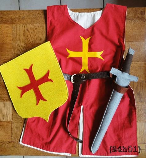 Costume Chevalier, Knights Party, Narnia Costumes, Knight Birthday Party, Knight Birthday, Soldier Costume, Knight Party, Medieval Party, Knight Costume