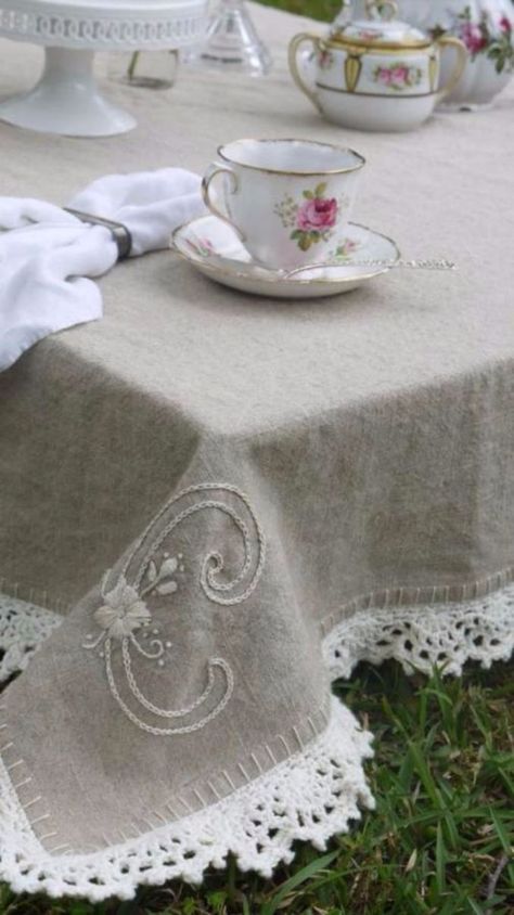 Tablecloth Projects To Sew (8) Crochet Edging Pattern, Crochet Border, Easy Crochet Projects, Crochet Borders, Linens And Lace, Linen Throw, Love Crochet, Crochet Home, Crochet Edging