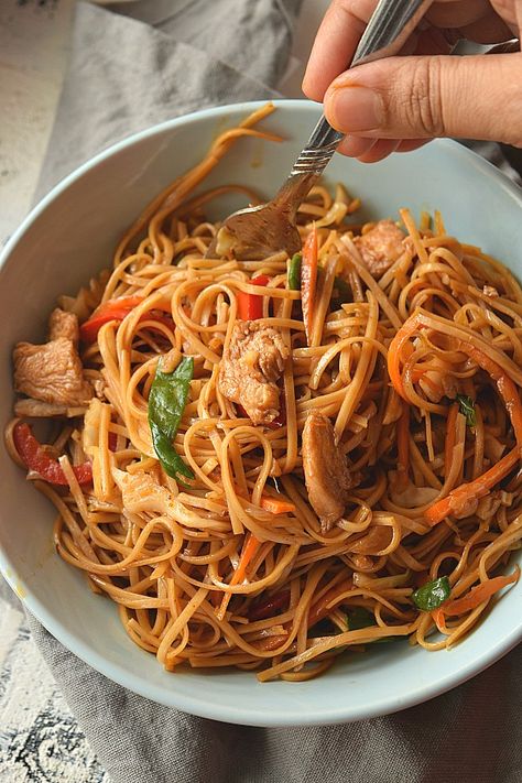 Spicy Chicken Lo Mein Recipe, Chicken Lo Mein Recipe, Lo Mein Recipe, Chicken Lo Mein, Better Than Takeout, Lo Mein, Oyster Sauce, Egg Noodles, Spicy Chicken