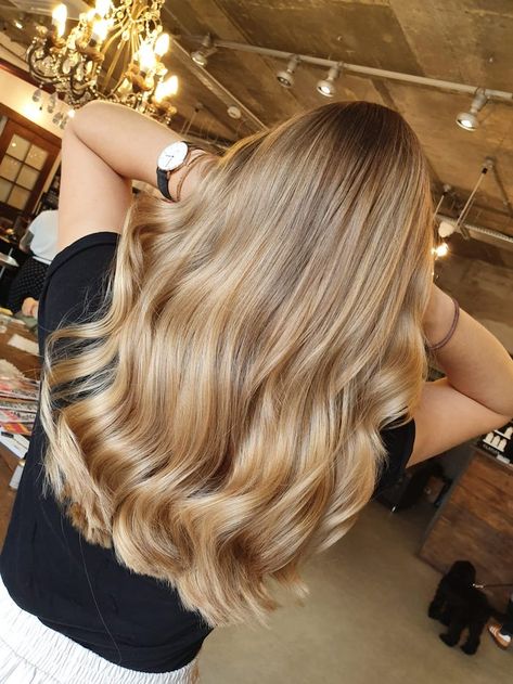 Old Money Blonde, Blonde Beige, Golden Blonde Hair, Hair Color Auburn, Honey Blonde Hair, Honey Hair, Blonde Hair Inspiration, Highlights Brown Hair, Blonde Hair With Highlights