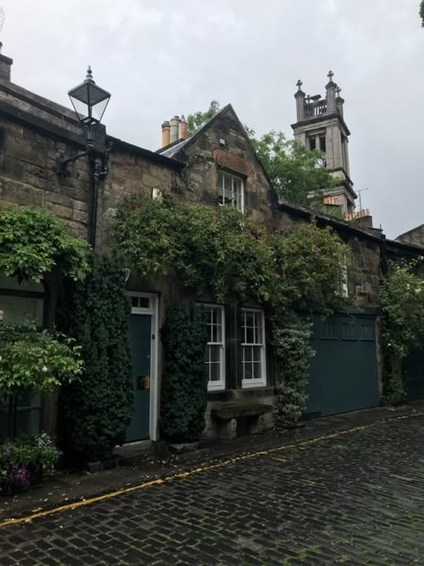 Edinburgh House Interior, Edinburgh Tenement Interiors, Edinburgh House Aesthetic, Edinburgh Apartment Aesthetic, Edinburgh Fall Aesthetic, Edinburgh Townhouse, Living In Edinburgh Aesthetic, Edinburgh Apartment, Edinburgh House