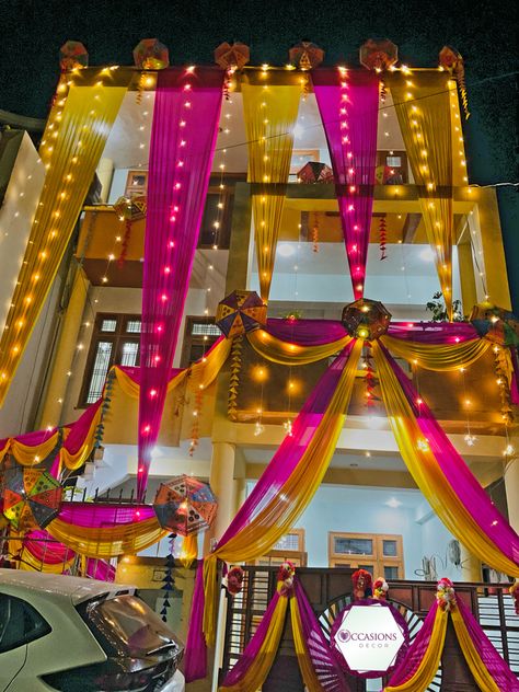 Shadi Wala Ghar Decoration, House Decoration Ideas For Wedding, Indian Wedding Home Decorations, Shadi House Decoration, Haldi House Decoration, Shaadi House Decor, Bhabhi Welcome Decor, Indian House Wedding Decor, House Decor Wedding Indian