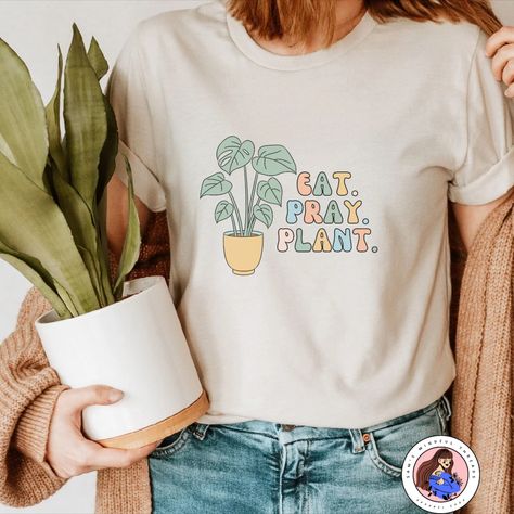 EAT PRAY PLANT. Enjoy this fun gardening and plant lover tee. Now up to 50% SALE! Show off your love for plants with this funny and punny gardening tee. Perfect for plant moms, dads, and plant lovers. A great gift for any plant lady or funny plant shirt collector. The perfect garden shirt for any plant pun enthusiast! Tshirt Skirt Outfit, Tshirt Dress Outfit, Jeans And T Shirt Outfit, Garden Shirt, Plant Mama, Eat Pray, Jeans Outfit Casual, Fall Dress Outfit, Gardening Shirts