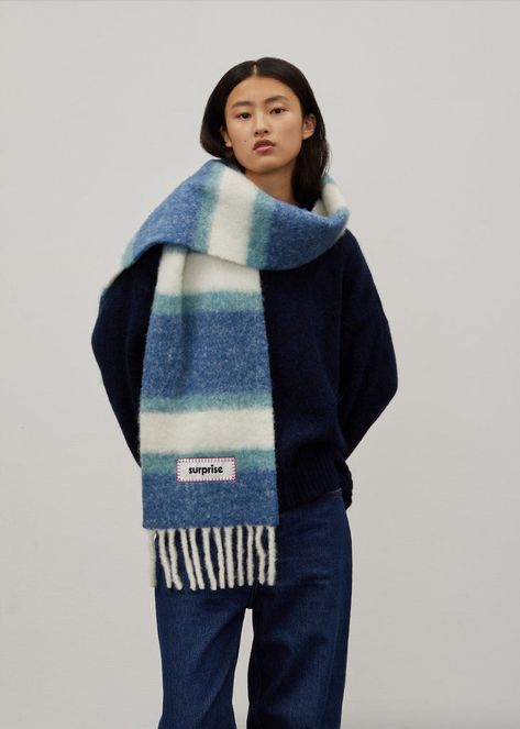 Scarf Trends 2024 Winter, Striped Scarf Outfit, Knit Scarf Outfit, Scarf Outfit Winter, Alpaca Clothing, Pull Mohair, Scarf Trends, Autumn Trends, Alpaca Scarf