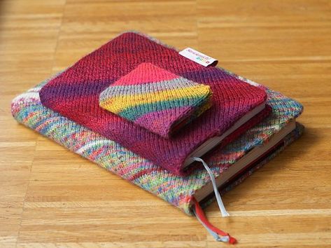 Crochet Book Cover, Gradient Yarns, Crochet Book, Wool Projects, Knitting And Crochet Patterns, Knitting Books, Book Arts, Book Sleeve, Crochet Books