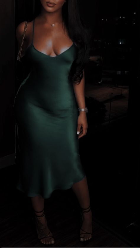 Green Satin Dress Black Women, Nice Clothes Aesthetic, Going Out Outfits Dresses Night Out, Midi Dress Black Women, Green Outfit Birthday, Going Out Dresses Black Women, Elegant Style Black Women, Green Night Outfit, Silky Dress Aesthetic