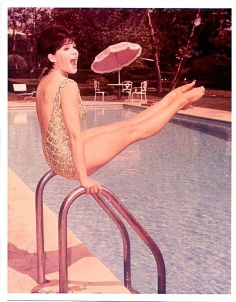 30 Beautiful Photos of ‘Batgirl’ Yvonne Craig in Bikini During the 1960s ~ Vintage Everyday Lesley Anne Down, Ballerina Legs, Frankie Avalon, Yvonne Craig, Ballet Russe, Female Superhero, Sci Fi Films, Her Cut, Colour Photograph