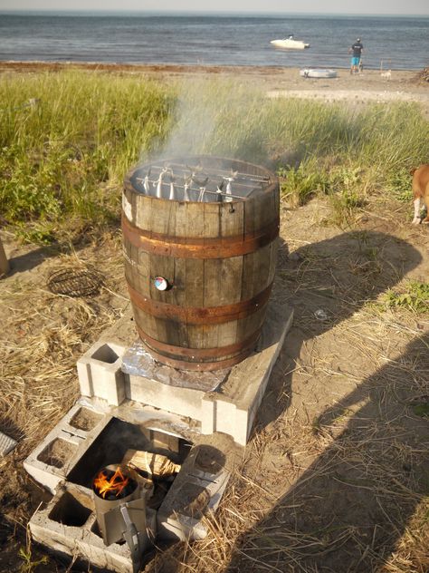 Smoker Shelter, Diy Smoker, Bbq Shed, Barrel Smoker, Fish Smoker, Barrel Ideas, Bbq Ideas, Survival Shelter, Beach Side