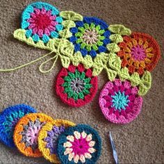 Crocheted Coasters, شال كروشيه, Bantal Sofa, Crochet Blocks, Crochet Circles, Crochet Square Patterns, Crochet Motifs, Granny Square Crochet Pattern, Crochet Square