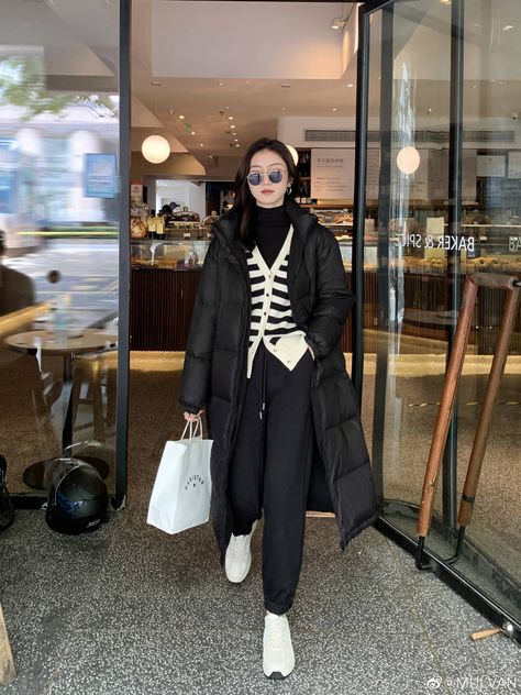 Snow Jacket Outfit, Black Long Puffer Jacket Outfit, Long Black Puffer Coat Outfit, Black Puffer Coat Outfit, Airport Photoshoot, Long Puffer Jacket Outfit, Long Black Puffer Coat, Japan Outfit Winter, Puffer Coat Outfit