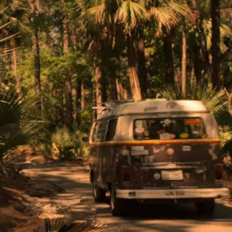 Aesthetic Van Life Pictures, Indie Roadtrip Aesthetic, Hippy Van Aesthetic, Van Life Vintage, Traveling In A Van Aesthetic, 70s Nature Aesthetic, Old Van Aesthetic, Van Life Volkswagen, Trailer Life Aesthetic