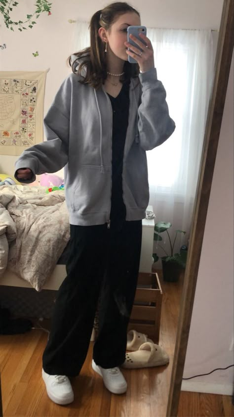 Outfit Ideas With Grey Jacket, Sip Up Hoodie Black Outfit, Dark Gray Zip Up Hoodie Outfit, Huge Hoodie Outfit, Black And Gray Outfits Casual, Outfits With Gray Jacket, Baggy Zip Up Outfit, Outfit With Grey Sweater, How To Style A Gray Hoodie