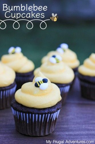 How to make adorable Bumblebee cupcakes- perfect for Spring, Garden parties, Baby Showers, Winnie the Pooh parties and more... Bumblebee Cupcakes, Bee Cupcakes, Bumble Bee Birthday, Bee Birthday Party, Winnie The Pooh Birthday, Bee Birthday, Shower Cupcakes, Bee Baby Shower, Shower Themes