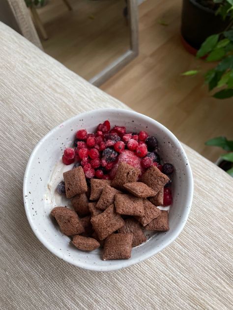 Aesthetic Yogurt Bowls, Cereal Bowl Aesthetic, Yogurt Cereal Bowl, Aesthetic Cereal, Yogurt Bowl Aesthetic, Brekkie Ideas, Bowl Aesthetic, Yoghurt Bowl, Healthy Popcorn