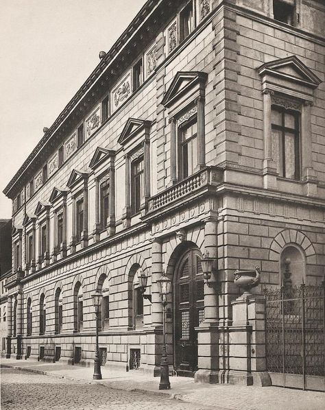 Palais Oppenheim (Kaskel-Oppenheim), war ein Gebäude im Stil der Neorenaissance in Dresden. Es wurde von 1845 bis 1848 von Gottfried Semper (1803-1879) für den Bankier Martin Wilhelm Oppenheim (1781-1863) erbaut und befand sich an der Bürgerwiese 5 - 7. Photo vor 1939 SLUB/Deutsche Fotothek der Sächsischen Landesbibliothek - Staats- und Universitätsbibliothek Dresden. Gottfried Semper, Buildings Photos, Beautiful Buildings, Dresden, Building