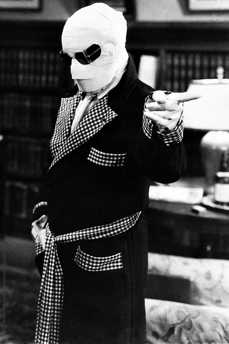 Claude Rains in “The Invisible Man” (1933). What a fantastic film! Perfectly paced, great story, tons of interesting detail and effects - they don't (often) make 'em like this anymore!!! The Invisible Man 1933, Universal Studios Monsters, Claude Rains, The Invisible Man, Halloween Retro, Horror Monsters, Famous Monsters, Invisible Man, Classic Horror Movies