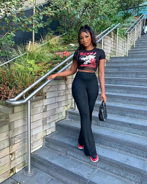 8,802 Likes, 115 Comments - ❥ † (@raeking_) on Instagram: “Girl of his dreams 🥰” Cute Outfits With Flare Leggings, Outfits With Flare Leggings, Black Flares Outfit, Black Flare Leggings Outfit, Outfits With Flares, Flares Outfit, Bell Bottoms Outfit, Black Flared Leggings, Leggings Outfit Casual