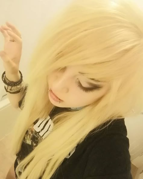 Emo Blonde Hair, Scene Blonde Hair, Scene Girl Aesthetic, Emo With Blonde Hair, Blonde Hair Emo, Blonde Alt Hairstyles, Short Blonde Scene Hair, Emo Girl 2000s, Blonde Scene Hair