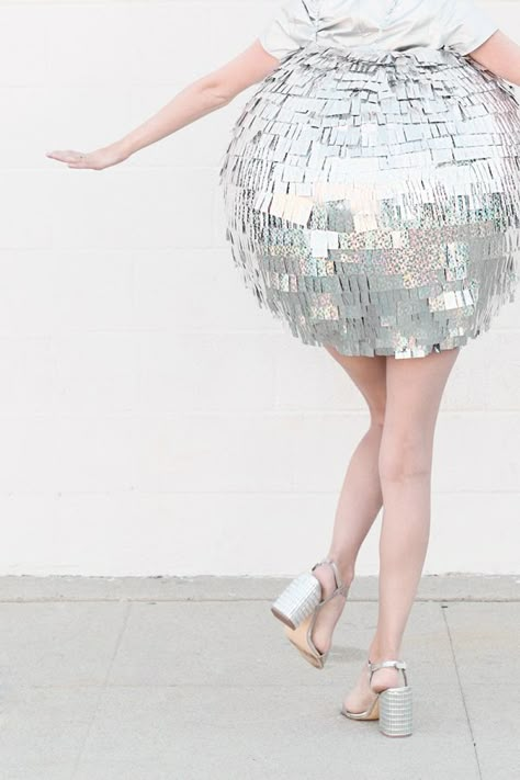 DIY Disco Ball Costume | studiodiy.com Diy Disco Party, Disco Costume Diy, Disco Ball Costume, Disco Party Costume, Diy Disco Ball, Carnaval Costumes, Disco Party Outfit, Ball Costume, Disco Costume