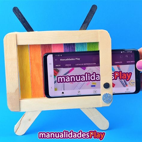 Te enseñamos cómo hacer este soporte para celular casero en forma de televisión. Sin duda una manualidad muy divertida de hacer y sencilla. Por lo que es ideal para hacer con los peques de la casa. Para hacerlo solo necesitas palitos de helado y seguir el vídeo paso a paso que dejo en el enlace. Es un regalo ideal para regalar o para usarlo nosotros mismo. Además, como decoración queda precioso. Te animo a visitar nuestro canal de youtube para más manualidades para regalar. Ice Cream Stick Craft, Diy Popsicle Stick Crafts, Fathers Day Art, Pvc Pipe Crafts, Family Plaque, Diy Popsicle, Popsicle Crafts, Ice Cream Stick, Preschool Art Activities