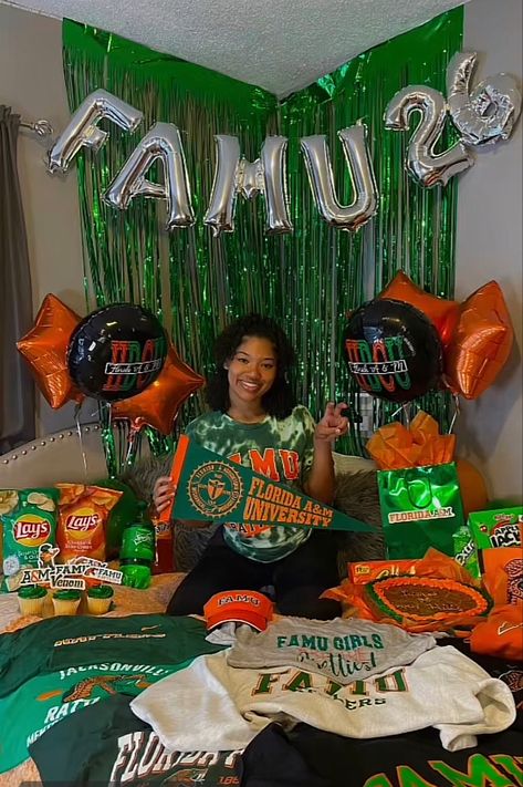 Commitment College Photos, Hbcu Bed Party, Famu College Acceptance, Famu Decision Day, Commitment Pictures College, Famu Decision Day Photoshoot, Hbcu Decision Day, College Reveal Picture, Famu College Aesthetic