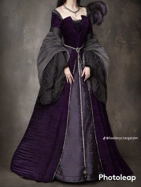 Purple Medieval Dress, Medieval Dress Peasant, Era Victoria, Medieval Gown, Medieval Clothes, Purple Gowns, Gra O Tron, Aesthetic Dress, Old Fashion Dresses