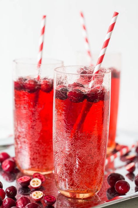 Cranberry Ginger Ale Punch via @shineshka Cranberry Ginger Ale Punch, Ginger Ale Punch, Pumpkin Pie Crunch, Drinks With Cranberry Juice, Cranberry Ginger Ale, Easy Thanksgiving Dessert Recipes, Cranberry Punch, Fun Thanksgiving Desserts, Christmas Punch Recipes