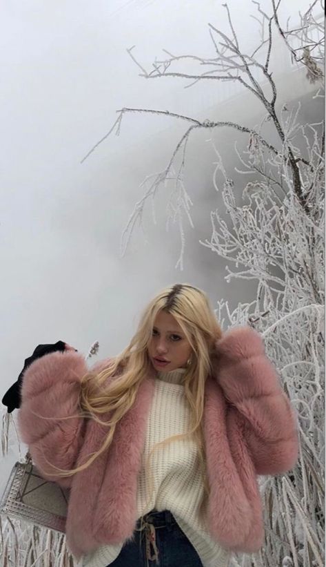 Pink Fur Coat Aesthetic, Pink Fur Coat, Winter Princess, Winter Photos, Pink Fur, Instagram Christmas, Winter Aesthetic, Ulzzang Girl, Aesthetic Girl