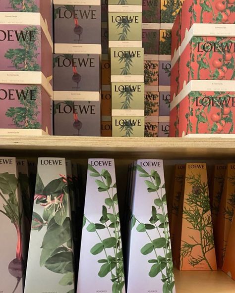 Loewe Packaging Design, Loewe Poster, Loewe Packaging, Loewe Branding, Loewe Perfume, Candle Luxury, Paper Carrier Bags, Fashion Editorial Layout, Tea Packaging Design