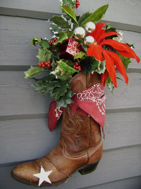 Make a ski boot and use it in the garden club show Western Christmas Decorations, Boot Decor, Western Wreaths, Texas Christmas, Cowboy Decor, Front Door Christmas Decorations, Western Crafts, Old Boots, Cowboy Stuff