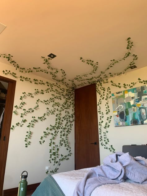 Vine Dorm Decor, Bedroom Decor Plant Theme, Vines In Bedroom Wall, Room Decor Vines On Ceiling, What To Do With Vines In Your Room, Leaf Hanging Decor, Vines Inspo Bedroom, Garden Themed Room Ideas, Ethereal Dorm Room