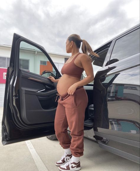 Athletic Pregnant Women, Streetwear Fashion Pregnant, Pregnant Baggy Outfits, Hot Pregnant Outfits, Sarah Magusara Pregnant, Maternity Sporty Outfits, Sweatpants Maternity Shoot, Pregnant Sporty Outfits, Sporty Maternity Outfit