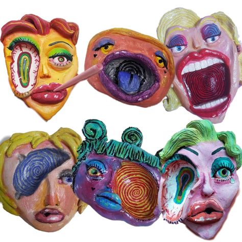 Handmade ashtrays in a psychedelic, colorful style Clay Techniques Ceramic Art, Weird Clay Ideas, Ceramic Masks Ideas, Sculpey Clay Ideas, Clay Ashtray Ideas, Face Ashtray, Weird Pottery, Ashtray Clay, Ashtray Ideas