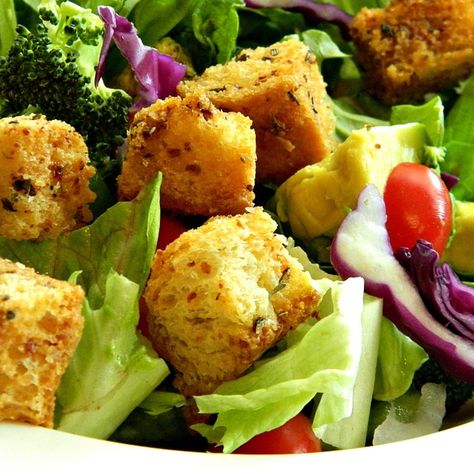 Garlic-Parmesan Croutons Parmesan Croutons, Crouton Salad, Garlic Croutons, Crouton Recipes, Croutons Homemade, Salad Toppings, Homemade Cheese, Garlic Parmesan, Croutons