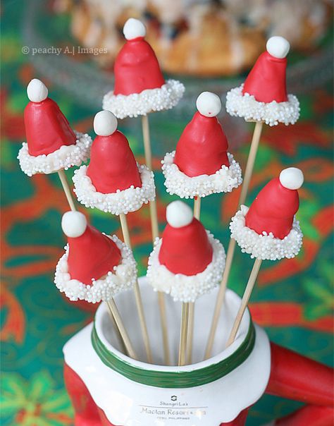 Santa Hat Cake Pops - The Peach Kitchen Christmas Cake Balls, Holiday Fruit Cake, Star Cake Pops, Fun Cake Pops, Peach Kitchen, Holiday Fruit, Treats To Make, Snowman Cake, Christmas Cake Pops