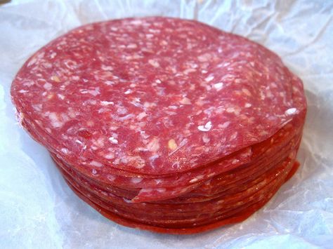 Lebanon bologna Sweet Lebanon Bologna Recipe, Homemade Bologna, Homemade Salami, Lebanon Bologna, Meat Preservation, Preserving Meat, Sausage Spices, Bologna Recipes, Country Sausage