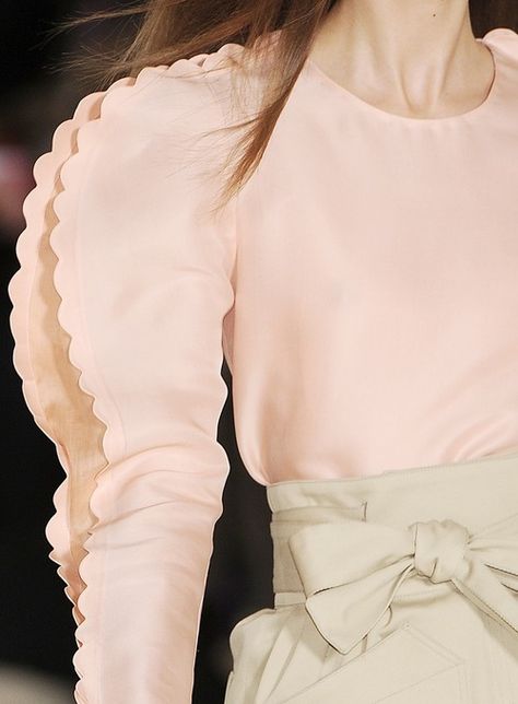 Scalloped Sleeves - dimensional structures & decorative trims; fashion details Trim Fashion Details, Scallop Fashion, Trims Fashion Details, Architectural Fashion, Scalloped Sleeves, 2009 Runway, Trims Fashion, Couture Style, Runway Details