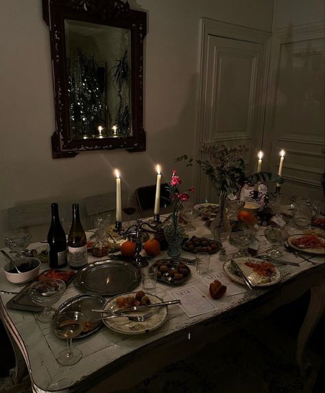 Spooky Dinner Party Ideas, Candle Lit Table Setting, Halloween Dinner Aesthetic, Winter Solstice Dinner Party, Moody Party Decor, Goth Birthday Aesthetic, Dark Dinner Table Aesthetic, Moody Christmas Tablescape, Candle Lit Dinner Aesthetic