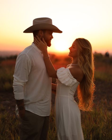 Country Inspired Engagement Photos, Ranch Engagement Pictures, Rodeo Photoshoot, Couple Horse Photography, Farm Engagement Pictures, Bf Photos, Western Engagement Pictures, Western Couple Photoshoot, Western Engagement Photos